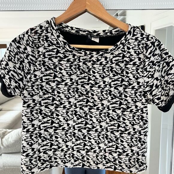 H&M Tops - Cropped Top with black and white print